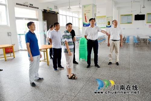 肖刚率队到泸县石桥镇检查防汛减灾、安全、脱贫攻坚等工作(图9) 肖刚率队到泸县石桥镇检查防汛减灾、安全、脱贫攻坚等工作(图9)