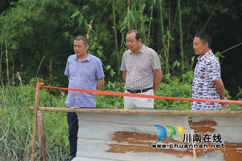 泸县法院院长谢杰到石桥镇督导防汛减灾工作(图1) 泸县法院院长谢杰到石桥镇督导防汛减灾工作(图1)