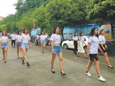自编自演献礼新生&nbsp;内江师院玩“快闪”(图2)
