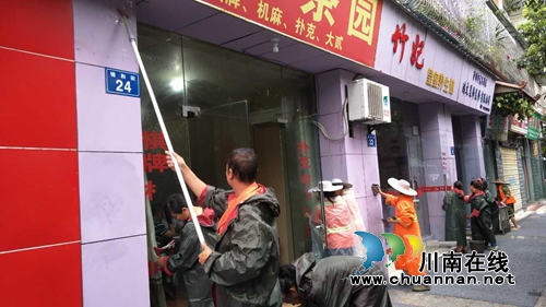 红星街道开展立体“牛皮癣”集中整治行动(图1) 红星街道开展立体“牛皮癣”集中整治行动(图1)