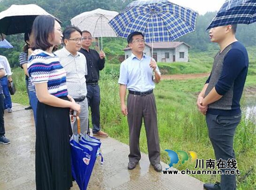 宜宾市人大副秘书长刘文华调研大坪乡石松社区脱贫攻坚工作(图1) 宜宾市人大副秘书长刘文华调研大坪乡石松社区脱贫攻坚工作(图1)