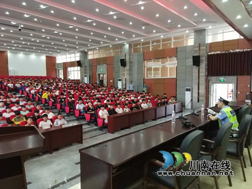 宜宾筠连交警走进校园上好“开学第一课”(图2) 宜宾筠连交警走进校园上好“开学第一课”(图2)