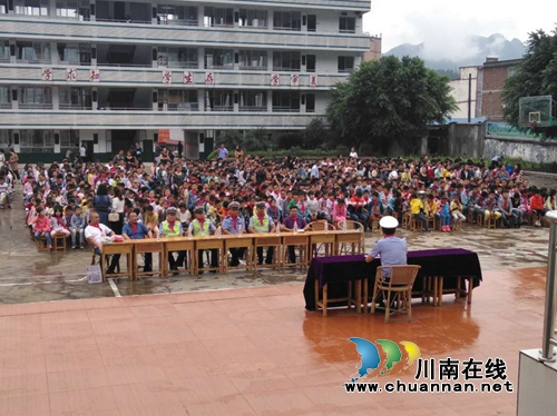 宜宾筠连交警走进校园上好“开学第一课”(图3) 宜宾筠连交警走进校园上好“开学第一课”(图3)
