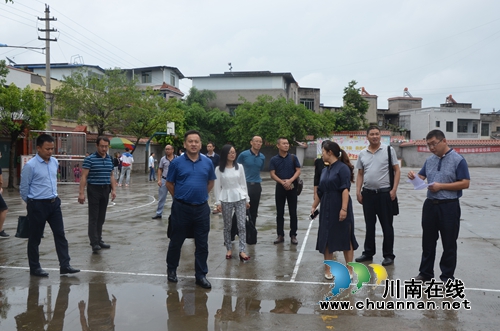 泸县副县长先泽平率队到太伏镇开展教师节慰问活动(图1) 泸县副县长先泽平率队到太伏镇开展教师节慰问活动(图1)