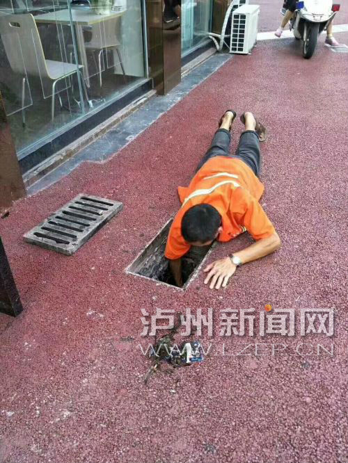 泸州创文路上的平民英雄——环卫工夏征吉(图1) 泸州创文路上的平民英雄——环卫工夏征吉(图1)