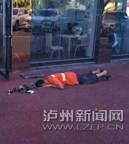 泸州创文路上的平民英雄——环卫工夏征吉(图2) 泸州创文路上的平民英雄——环卫工夏征吉(图2)