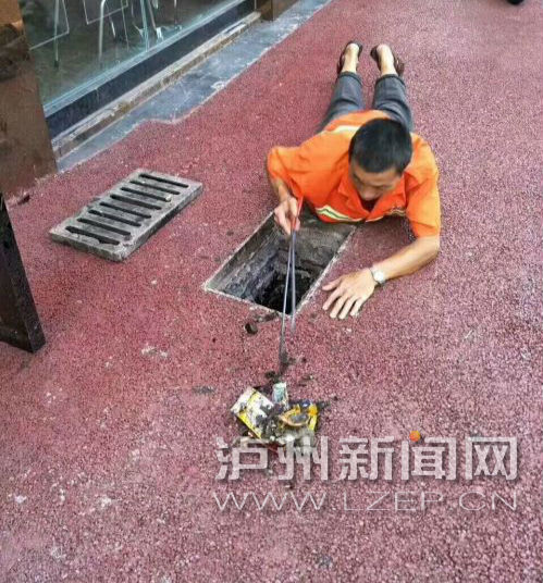 泸州创文路上的平民英雄——环卫工夏征吉(图3) 泸州创文路上的平民英雄——环卫工夏征吉(图3)