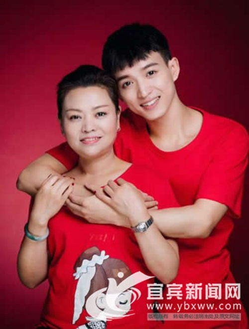 宜宾海归男和妈妈一起拍艺术照 朋友圈爆红(图2) 宜宾海归男和妈妈一起拍艺术照 朋友圈爆红(图2)