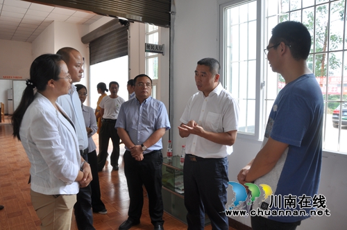 泸县县委书记薛学深到潮河镇调研贫困村工作(图1) 泸县县委书记薛学深到潮河镇调研贫困村工作(图1)