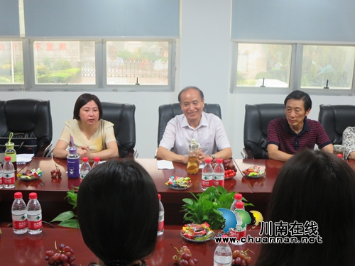 叙永重庆联手:扶贫济困显真情 捐资助学促成长(图2) 叙永重庆联手:扶贫济困显真情 捐资助学促成长(图2)