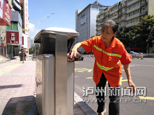 泸州第二届最美环卫工人评选启动 等你来推荐(图1) 泸州第二届最美环卫工人评选启动 等你来推荐(图1)