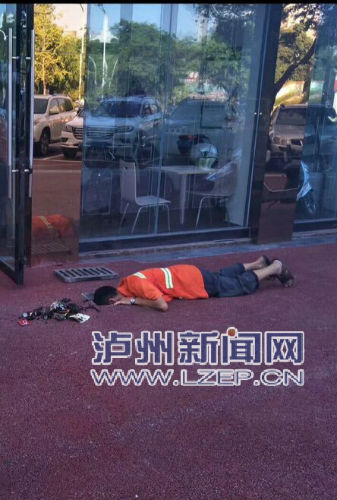泸州环卫工趴地清理窨井 市民直呼“心疼”(图1) 泸州环卫工趴地清理窨井 市民直呼“心疼”(图1)