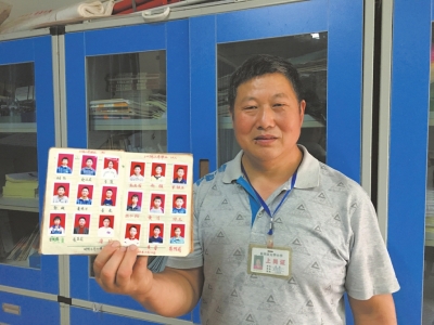 内江教师村小从教37年&nbsp;浓缩进500张寸照(图2)