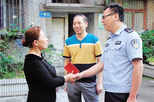 一年半时间 内江3万余人告别“黑户”历史(图1) 一年半时间 内江3万余人告别“黑户”历史(图1)