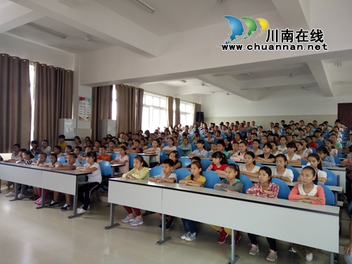 泸州市南城学校召开七年级新生会(图1) 泸州市南城学校召开七年级新生会(图1)