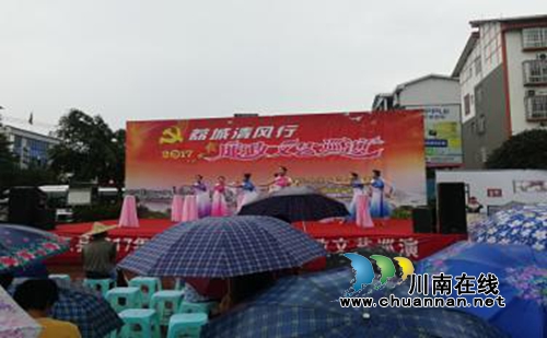 合江县开展“荔城清风行,社保大宣传”公开大接访活动(图1) 合江县开展“荔城清风行,社保大宣传”公开大接访活动(图1)