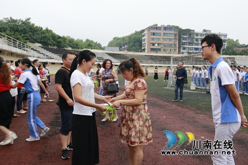 合江中学以拜师礼活动庆祝教师节(图3) 合江中学以拜师礼活动庆祝教师节(图3)