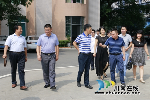 合江县领导慰问合江中学教师(图1) 合江县领导慰问合江中学教师(图1)