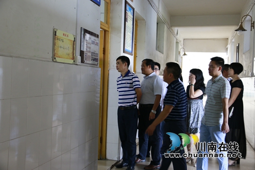 合江县领导慰问合江中学教师(图2) 合江县领导慰问合江中学教师(图2)