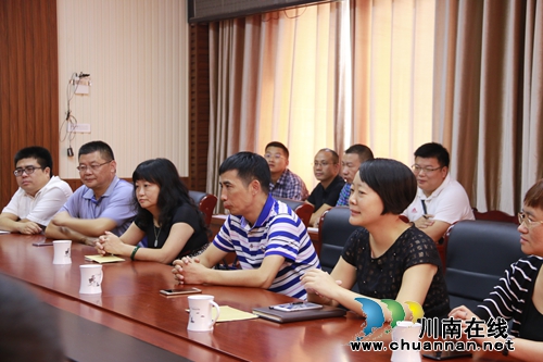 合江县领导慰问合江中学教师(图4) 合江县领导慰问合江中学教师(图4)