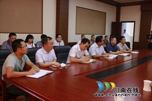 合江县领导慰问合江中学教师(图5) 合江县领导慰问合江中学教师(图5)