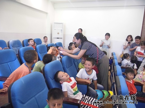 叙永县水尾镇中心小学校2017年新生开笔礼启蒙仪式(图2) 叙永县水尾镇中心小学校2017年新生开笔礼启蒙仪式(图2)