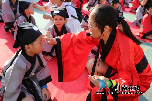 朱砂点痣毛笔书人 泸县城北小学举行开笔礼(图1) 朱砂点痣毛笔书人 泸县城北小学举行开笔礼(图1)