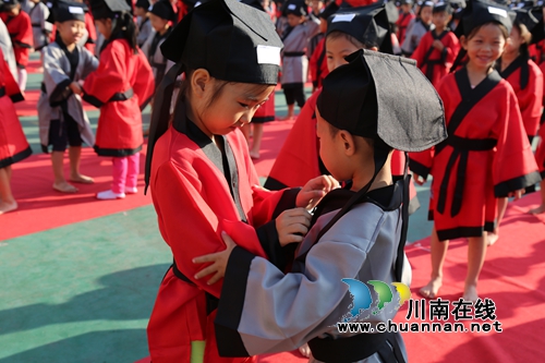 朱砂点痣毛笔书人 泸县城北小学举行开笔礼(图2) 朱砂点痣毛笔书人 泸县城北小学举行开笔礼(图2)