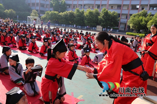 朱砂点痣毛笔书人 泸县城北小学举行开笔礼(图6) 朱砂点痣毛笔书人 泸县城北小学举行开笔礼(图6)