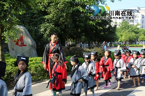朱砂点痣毛笔书人 泸县城北小学举行开笔礼(图10) 朱砂点痣毛笔书人 泸县城北小学举行开笔礼(图10)