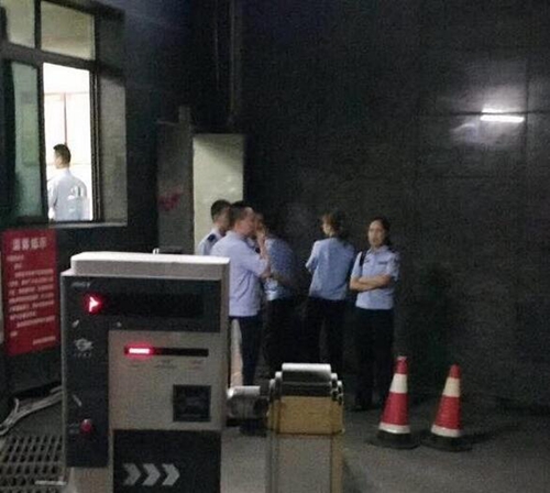 自贡新加坡花园小区命案真相：凶手抢劫还债！(图3)