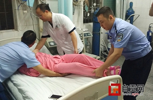 自贡警车深夜“违规”闯红灯&nbsp;&nbsp;争分夺秒为救人