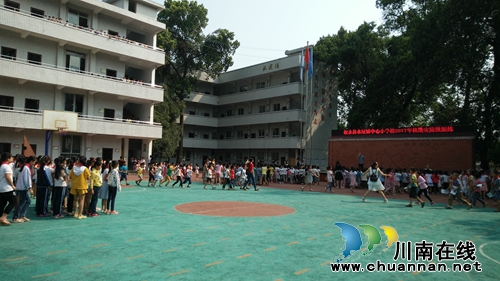 叙永水尾镇中心小学校开展地灾防汛演练(图1) 叙永水尾镇中心小学校开展地灾防汛演练(图1)