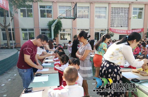 泸县立石镇以开笔礼为新生启蒙(图1) 泸县立石镇以开笔礼为新生启蒙(图1)