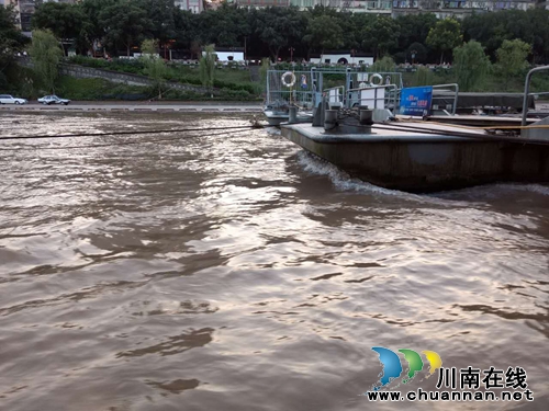 泸州七旬翁江中遇险 长航公安“叠罗汉”救人(图2) 泸州七旬翁江中遇险 长航公安“叠罗汉”救人(图2)