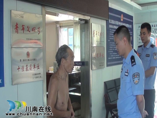 泸州七旬翁江中遇险 长航公安“叠罗汉”救人(图3) 泸州七旬翁江中遇险 长航公安“叠罗汉”救人(图3)