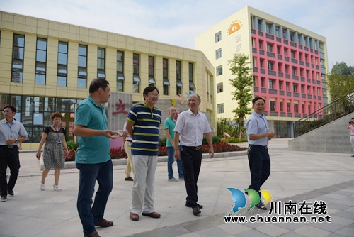 泸州市教育局局长黄辉督查叙永县教育工作(图1) 泸州市教育局局长黄辉督查叙永县教育工作(图1)