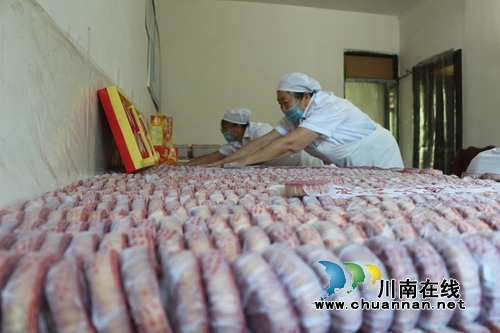 纳溪老人手工月饼走俏 一年8万个“私人定制”(图1) 纳溪老人手工月饼走俏 一年8万个“私人定制”(图1)