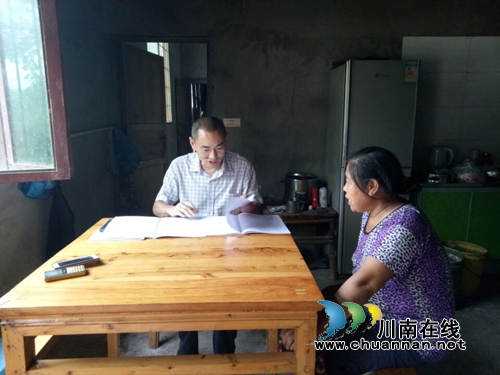 合江南滩镇党委书记谢建华走访结对贫困户