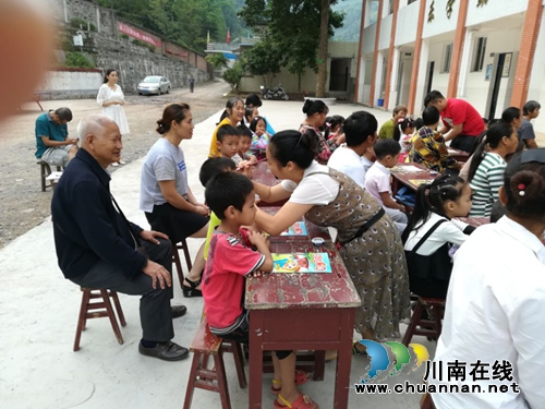 合江县自怀镇关口实验学校举行新生“开笔礼”(图1) 合江县自怀镇关口实验学校举行新生“开笔礼”(图1)