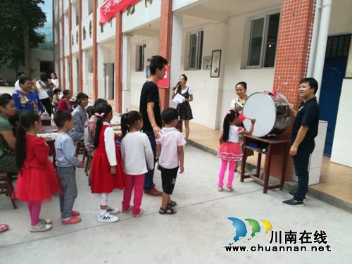 合江县自怀镇关口实验学校举行新生“开笔礼”(图2) 合江县自怀镇关口实验学校举行新生“开笔礼”(图2)
