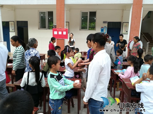合江县自怀镇关口实验学校举行新生“开笔礼”(图3) 合江县自怀镇关口实验学校举行新生“开笔礼”(图3)