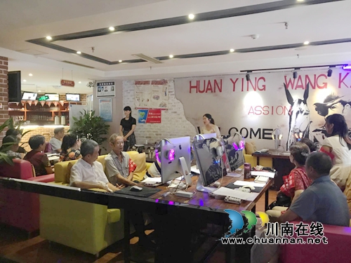 红星街道培训网吧监督志愿者助力创文迎检(图1) 红星街道培训网吧监督志愿者助力创文迎检(图1)