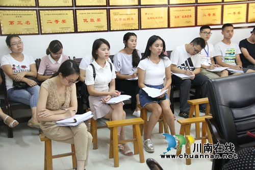 合江县九支中学启动“青蓝工程”(图6) 合江县九支中学启动“青蓝工程”(图6)