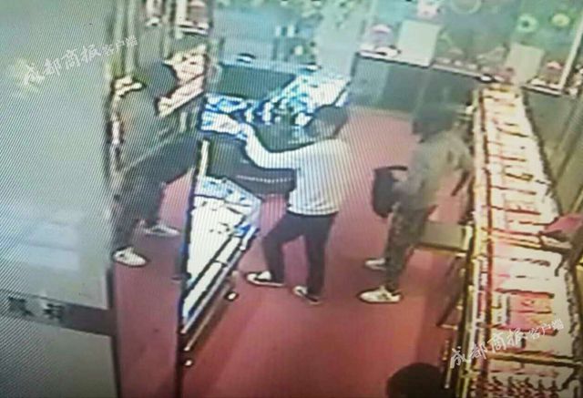 自贡两男子抢劫金店后逃离&nbsp;15日晨在成都被抓(图1)
