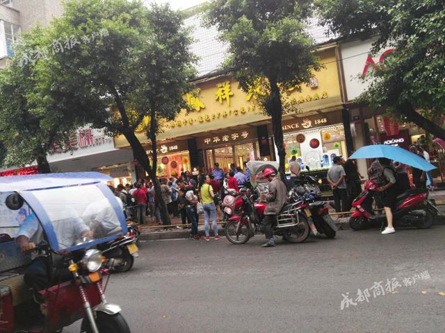 自贡两男子抢劫金店后逃离&nbsp;15日晨在成都被抓(图3)