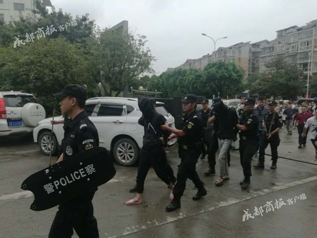 自贡两男子抢劫金店后逃离&nbsp;15日晨在成都被抓