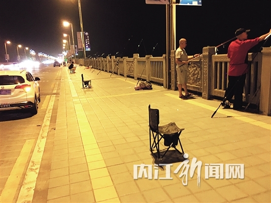 上百支鱼竿一字排开&nbsp;内江新坝大桥成了垂钓桥(图1)