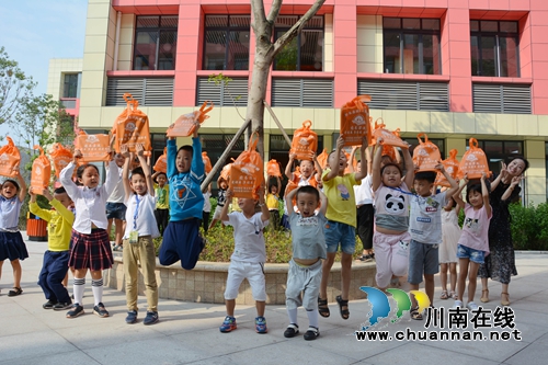 叙永首家“图书漂流”启动 娃娃人手一“馆”(图3) 叙永首家“图书漂流”启动 娃娃人手一“馆”(图3)