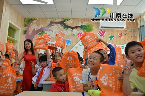 叙永首家“图书漂流”启动 娃娃人手一“馆”(图2) 叙永首家“图书漂流”启动 娃娃人手一“馆”(图2)